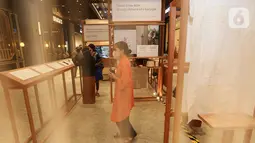 Pengunjung melintas pada pameran SukkhaCitta bertajuk KAPAS di ASHTA District 8, Jakarta, Jumat (22/4/2022). Bank DBS Indonesia dalam salah satu pilar sustainability, yakni Creating Social Impact, berkomitmen untuk menumbuhkembangkan wirausaha sosial, mulai dari pemberian dana hibah hingga pelatihan ketrampilan guna memperkuat pertumbuhan ekonomi sekaligus menjawab berbagai isu sosial dan lingkungan. (Liputan6.com/Fery Pradolo)