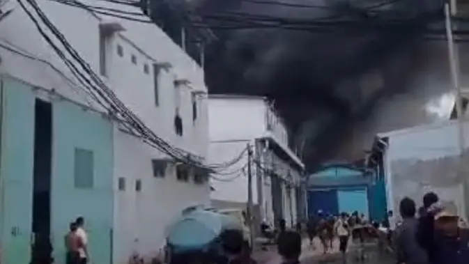 Kobaran Api Melalap Gudang Dadap, Polisi Buru Penyebab Misterius