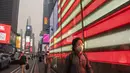 Orang-orang berjalan di sekitar Times Square di tengah asap dari kebakaran hutan Kanada pada 7 Juni 2023 di New York City. (Eduardo Munoz Alvarez/Getty Images/AFP)