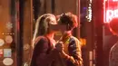 Tak hanya itu, fakta bahwa mereka berciuman sembari berdansa pun membuat spekulasi semakin jelas. (Roger - BACKGRID - Daily Mail)