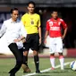 Presiden Joko Widodo (kedua kiri) melakukan tendangan pembuka turnamen Piala Presiden 2015 di Stadion Kapten I Wayan Dipta, Gianyar, Bali, Minggu (30/8/2015). 16 tim ambil bagian di turnamen yang digelar di empat kota. (Liputan6.com/Helmi Fithriansyah)