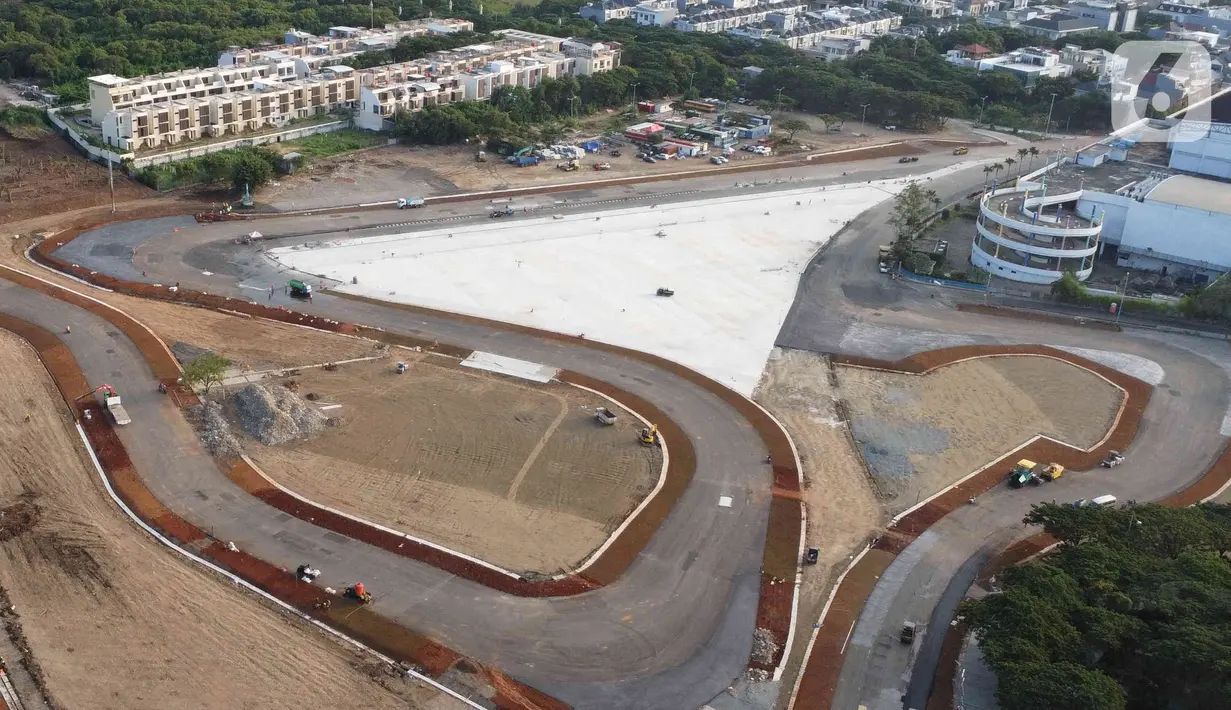 Foto udara progres pembangunan Jakarta International E-Prix Circuit (JIEC) di kawasan Taman Impian Jaya Ancol, Jumat (25/3/2022). Sirkuit yang terdiri dari 18 tikungan dan panjang trek lurus sekitar 527 meter tersebut ditargetkan rampung pada awal April 2022. (Liputan6.com/Herman Zakharia)