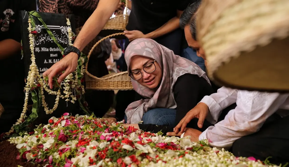 Pemakaman Istri Indro Warkop