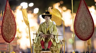 Raja Thailand Maha Vajiralongkorn diarak menggunakan tandu keliling Kota Bangkok, Thailand, Minggu (5/5/2019). Maha Vajiralongkorn resmi menjabat Raja Thailand menggantikan Raja Bhumibol Adulyadej yang meninggal dunia. (AP Photo/Wason Wanichorn)