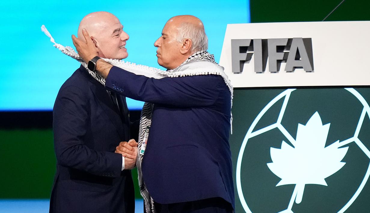 Rajoub dan Infantino kemudian terlibat diskusi emosional di sisi panggung, sementara Suliman tetap berada di atas panggung. (AP Photo/The Canadian Press/Darryl Dyck)