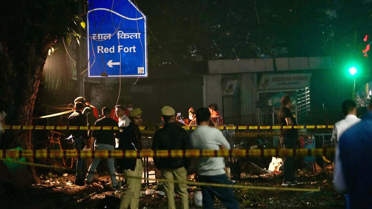 FOTO:  Ledakan Bom Mobil Guncang Delhi, 10 Tewas di Dekat Benteng Merah