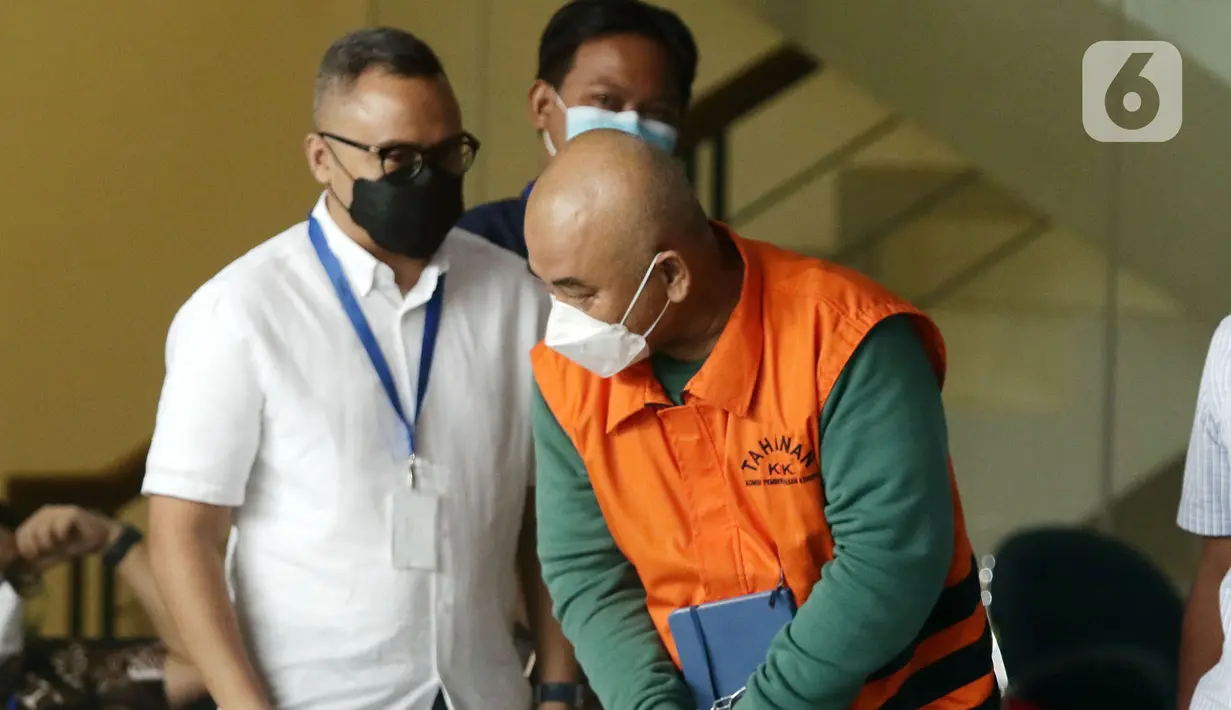 Wali Kota Bekasi nonaktif Rahmat Effendi (kanan) usai menjalani pemeriksaan lanjutan di Gedung KPK, Jakarta, Kamis (17/2/2022). Rahmat Effendi diperiksa sebagai tersangka dugaan penerimaan suap pengadaan barang, jasa serta lelang jabatan di Pemkot Bekasi. (Liputan6.com/Helmi Fithriansyah)