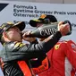 Pembalap Red Bull, Max Verstappen (tengah), menjuarai balapan F1 GP Austria di Sirkuit Red Bull Ring, Minggu (1/7/2018). (Twitter/F1)