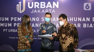 Komisaris PT Nusa Wijaya Propertindo sebagai pemegang saham mayoritas URBAN Jacqueline Bastiaan Wijaya, Direktur URBN hasil RUPS Tahunan Rudy Gomedi dan Direktur Utama URBN Bambang Sumargono berbincang di sela-sela RUPS dan RUPSLB di Jakarta, Rabu (10/06/2021) (Liputan6.com/Fery Pradolo)