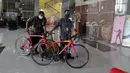 Petugas memindahkan sepeda jenis Road Bike ke dalam Gedung KPK, Jakarta, Jumatn (19/3/2021). KPK menerima 13 unit sepeda dari pihak yang mewakili tersangka suap perizinan pengelolaan komoditas perairan tahun 2020, Syafri, Staf Khusus mantan Menteri KKP, Edhy Prabowo. (Liputan6.com/Helmi Fithriansyah