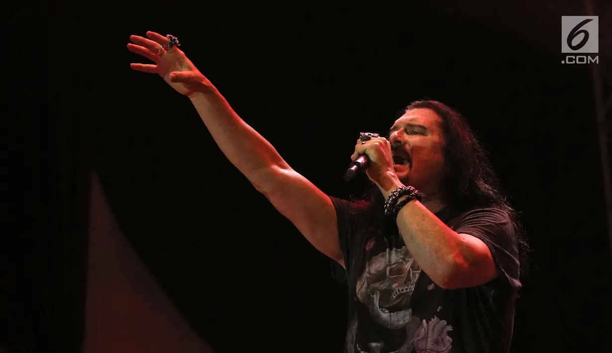 Aksi panggung vokalis Dream Theater, James LaBrie saat menghibur penonton di JogjaRockarta International Music Festival 2017 di Stadion Kridosono, Jogjakarta, Jumat (29/9). (Liputan6.com/Herman Zakharia)