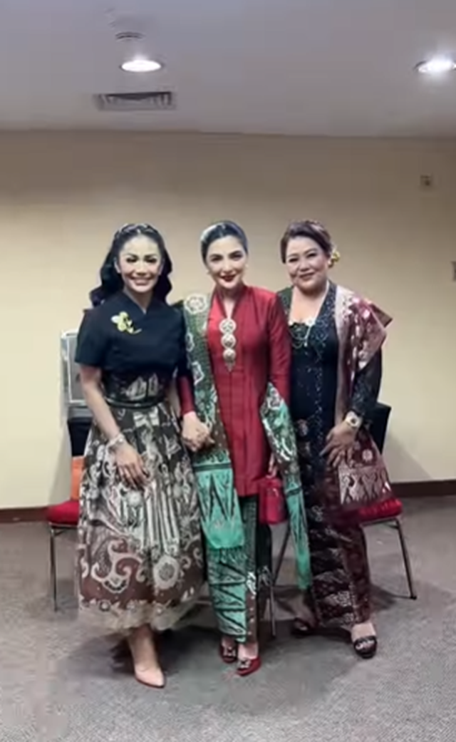 Sarah Menzel wisuda S1 dua kali setahun, intip 5 gaya menawan Ashanty istri Anang saat hadiri acaranya