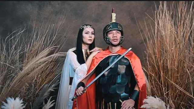 6 Potret Prewedding Artis Bertema Unik, Dari Gladiator Hingga Mermaid