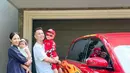 Meski terlihat santai, piyama biru navy Nagita Slavina tersebut dari merek Balcony seharga Rp1,2 jutaan