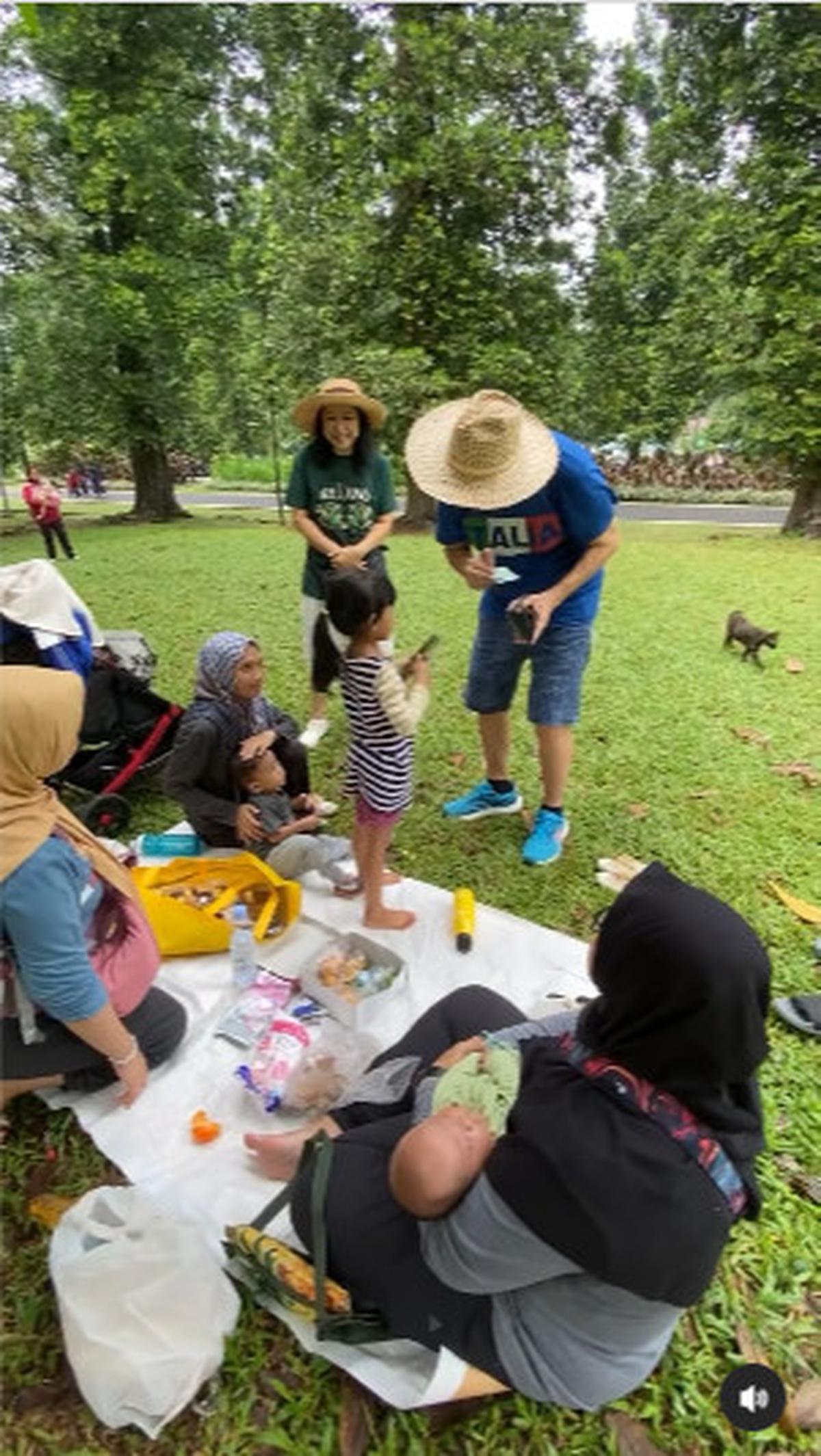 Seperti anak-anak yang ditemuinya ini.