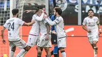 Pemain Cagliari merayakan gol yang dicetak Radja Nainggolan ke gawang Inter Milan dalam laga giornata 21 Serie A, Minggu (26/1/2020). Kedua tim bermain imbang 1-1 dalam laga tersebut. (Miguel Medina/AFP)