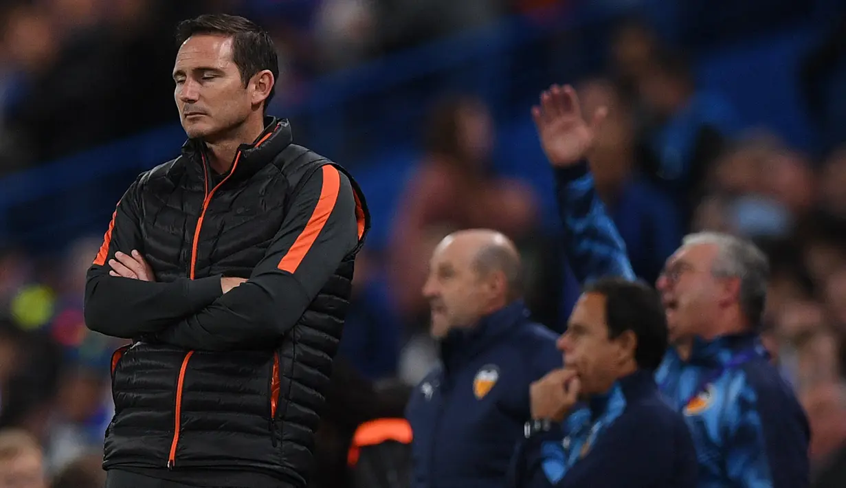 Reaksi manajer Chelsea, Frank Lampard usai skuat asuhannya kalah atas Valencia pada laga perdana Grup H Liga Champions di Stamford Bridge, Rabu (18/9/2019). Debut Frank Lampard bersama Chelsea di Liga Champions tercoreng dengan kekalahan 0-1 atas Valencia. (DANIEL LEAL-OLIVAS / AFP)