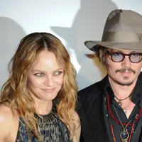 Johnny Depp bercerai dengan Amber Heard beberapa bulan lalu, kini dikabarkan kembali bersama dengan mantan kekasihnya, Vanessa Paradis. Keduanya terlihat sedang habiskan waktu bersama di sebuah tempat. (AFP/Bintang.com)