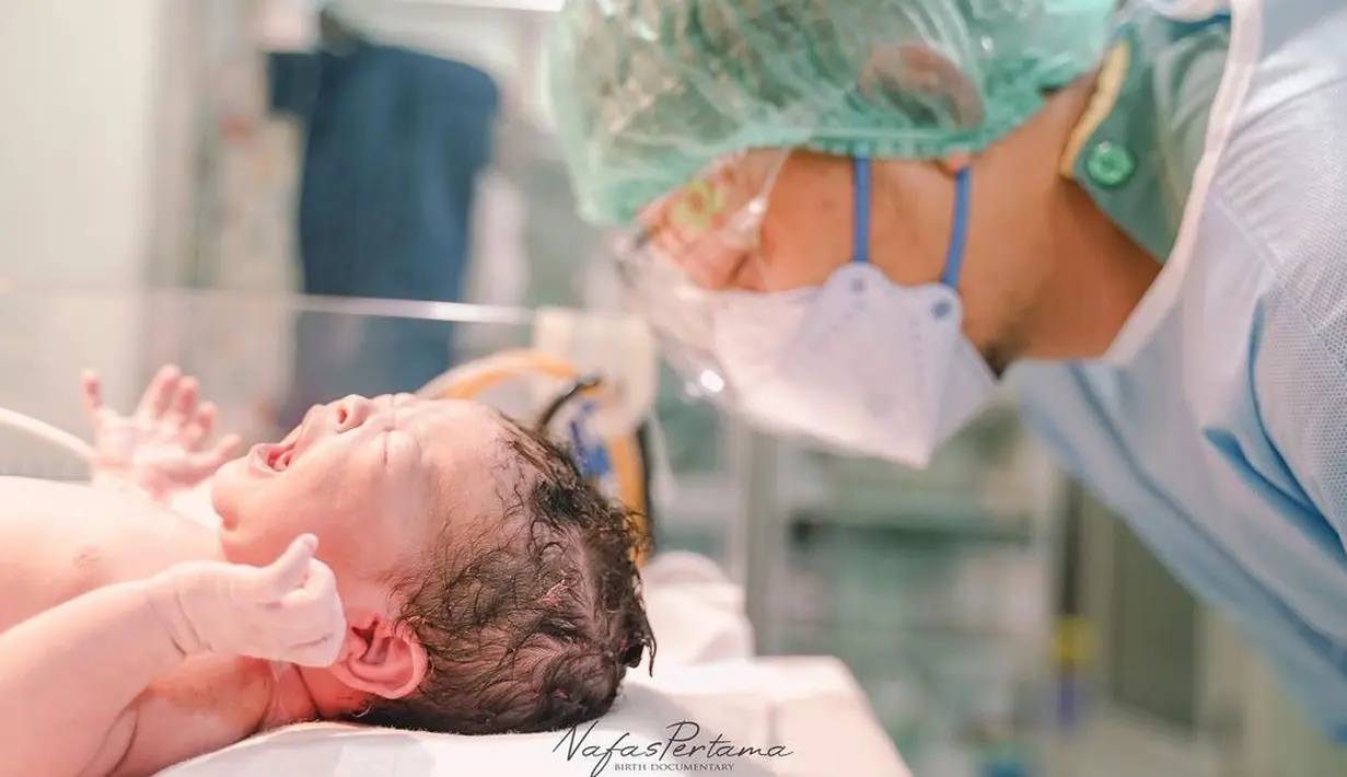 "Tapi ketika dokter ancang-ancang, satu, dua, tiga, terus bayi diangkat, saya nggak sadar langsung nangis karena rasanya luar biasa. Mungkin yang sudah punya anak paham rasanya," jelasnya.  (Instagram/bungajelitha66)