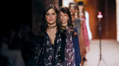 Miss Universe 2014, Paulina Vega berjalan di atas catwalk memperagakan busana milik desainer Falabella gang pada acara fashion Colombiamoda di Medellin, Kolombia (28/7/2015). (REUTERS/Fredy Builes)