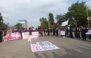 Pendemo di Sukabumi Blokade Jalan dan Bakar Ban