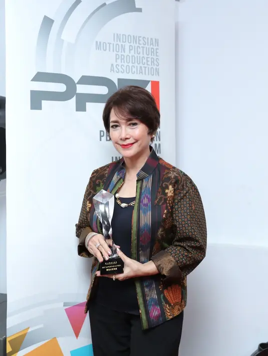 Widyawati Raih Penghargaan di Asia Pacific Film Festival (APFF) yang ke 59th. Serah terima penghargaan di Pusat Perfilman Haji Usmar Ismail, Kuningan, Jakarta Selatan, Kamis (16/1/2020). (Daniel Kampua/Fimela.com)