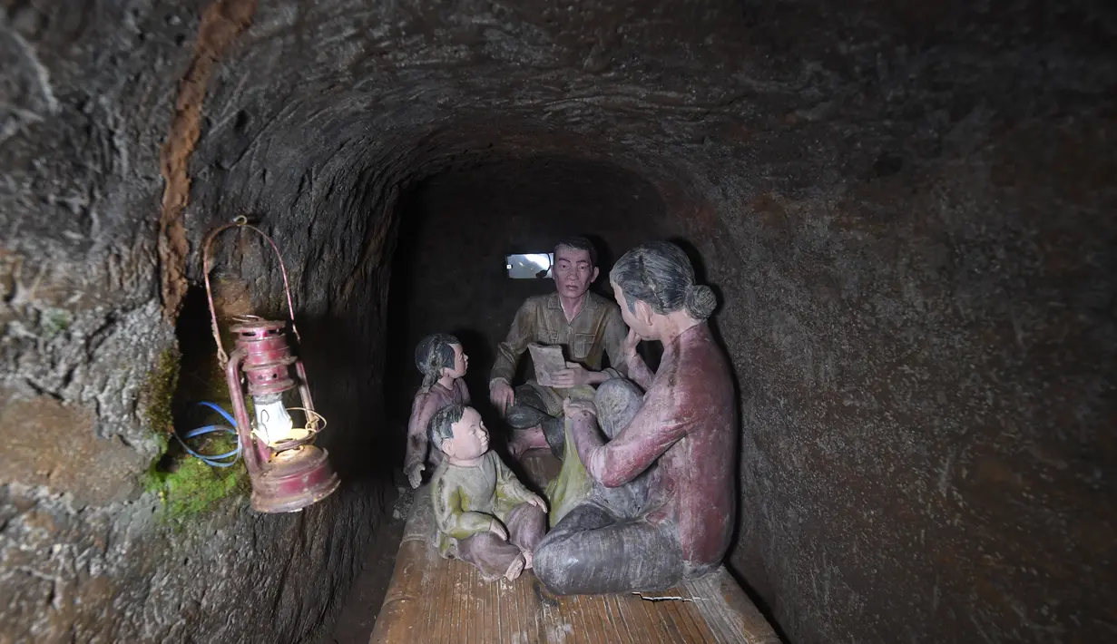 Diorama yang menggambarkan kehidupan warga semasa perang di Terowongan Vinh Moc di Distrik Vinh Moc, Provinsi Quang Tri, Vietnam, Kamis (18/1). (AFP PHOTO/HOANG DINH NAM)