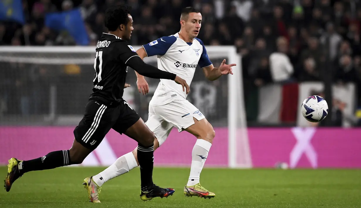 Bek Lazio Adam Marusic berebut bola dengan gelandang Juventus Juan Cuadrado pada pekan ke-15 Serie A 2022/2023 di Allianz Stadium, Senin (14/11/2022) dini hari WIB. Sepasang gol dari Moise Kean yang ditambah Arkadiusz Milik menjadi penentu keberhasilan tim tuan rumah meraih tiga poin. (Marco Alpozzi/LaPresse via AP)