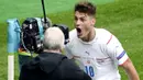 Pemain Republik Ceska, Patrik Schick, melakukan selebrasi di depan kamera usai mencetak gol ke gawang Skotlandia. Bomber Bayer Leverkusen itu memecahkan rekor gol terjauh di ajang Euro dengan jarak 45,5 meter. (AP/Andy Buchanan, Pool)