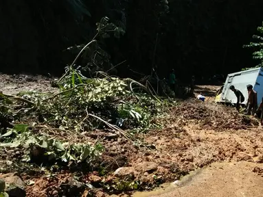 Sebuah truk terjebak longsor di ruas Ciwidey-Cidaun, Kabupaten Cianjur, Jawa Barat (27/4). Terdapat tiga titik lokasi longsor, yaitu di Kampung Cipandak, Desa Wangun Jaya, Kecamatan Naringgul, Kabupaten Cianjur. (Liputan6.com/Ahmad Sudarno)