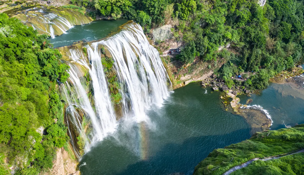 Foto dari udara yang diabadikan pada 16 Mei 2020 ini menunjukkan Air Terjun Huangguoshu di Anshun, Provinsi Guizhou, China barat daya. Air Terjun Huangguoshu adalah sekelompok air terjun yang meliputi air terjun-air terjun kecil. (Xinhua/Tao Liang)