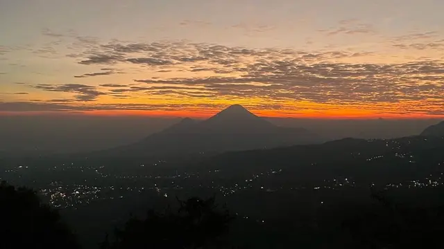 Pemandangan dari Gunung Lorokan di Mojokerto Jawa Timur
