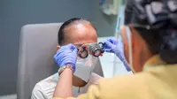 Katarak adalah kekeruhan pada lensa mata dan operasi adalah upaya untuk membuat penglihatan kembali jernih. Foto: KMN Eyecare.