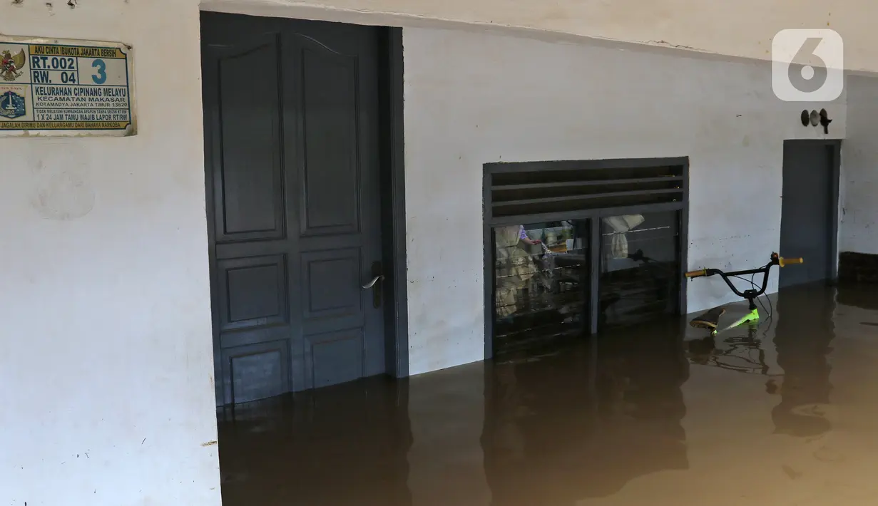 Sebuah sepeda terendam saat banjir melanda kawasan Cipinang Melayu, Jakarta Timur, Jumat (19/2/2021). Banjir di kawasan tersebut akibat curah hujan yang tinggi dan meluapnya air dari Kali Sunter. (Liputan6.com/Herman Zakharia)