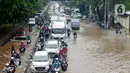 Kendaraan melintas saat banjir menggenangi Jalan Perintis Kemerdekaan, Pedongkelan, Jakarta, Sabtu (2/8/2020). Banjir akibat hujan deras yang mengguyur Jakarta sejak semalam tersebut mengakibatkan lalu lintas dari Pulo Gadung menuju Senen dan arah sebaliknya macet. (merdeka.com/Imam Buhori)