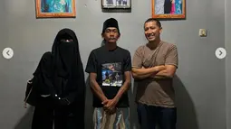 Dalam keterangan unggahannya Umi Pipik menuliskan pentinganya menjaga lisan dan sebut jika ilmu itu tidak bisa di ukur hanya dengan pakaian saja. Bikin netizen salut, dari penampilannya terlihat jika pria berusia 38 tahun ini adalah sosok yang sederhana. Tak hanya sekadar bincang ringan, Umi Pipik juga sempatkan berfoto dengan Sunhaji dan juga sang istri. (Liputan6.com/IG/@_ummi_pipik_)