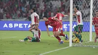 Mitchell Baker tampil menggila dalam 45 menit pertama duel Timnas Indonesia melawan Bangladesh, mencetak empat gol pada pertandingan terakhir Grup A Premier Division FIFA ASEAN Cup 2026 di Stadion Utama Gelora Bung Karno, Jakarta, Kamis (1/10/2026) malam WIB. (Bola.com/Budy Santoso)