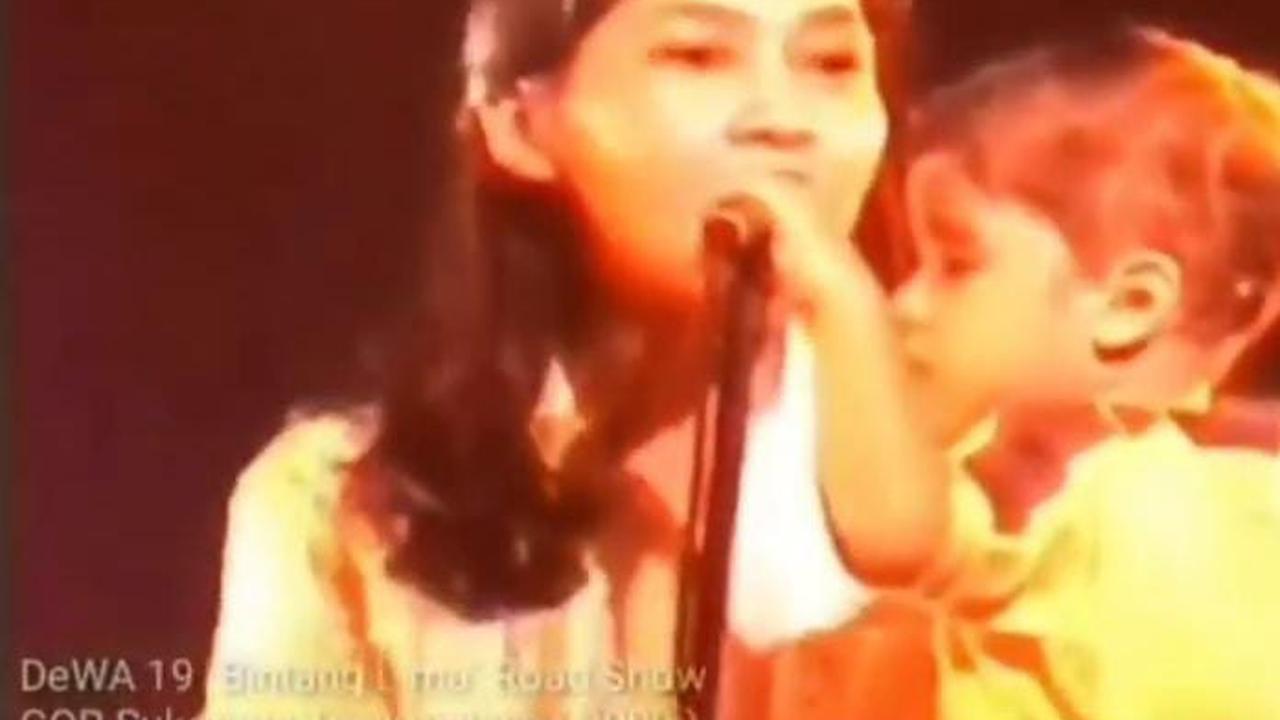 Potret Lawas Maia Estianty Jadi Backing Vocal Dewa 19, Masih Awal Karir - Bernyanyi Sambil Gendong Al Kecil