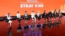Momen lain Amelia Tantono bersama artis Korea Selatan adalah ketika ia mewawancarai Stray Kids. Saat itu, Stray Kids sedang diundang oleh salah satu e-commerce ternama. (YouTube SHOPEE Indonesia)