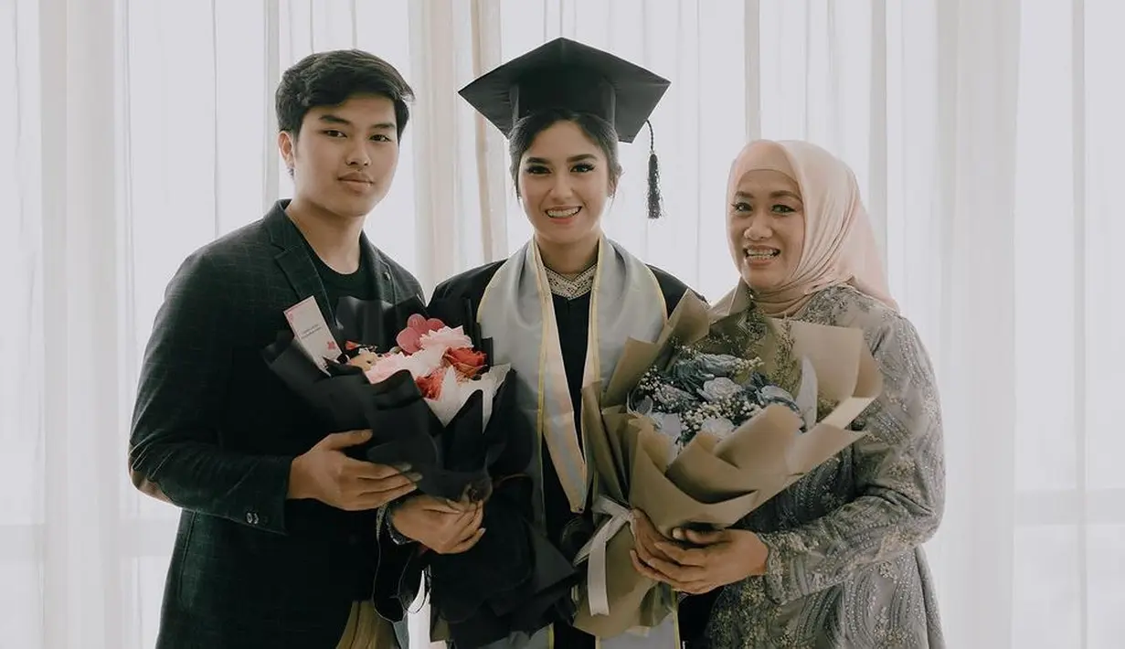 Bisa jadi inspirasi kebaya untuk kamu saat wisuda, bagaimana menurutmu Sahabat Fimela?  [@ochi24]