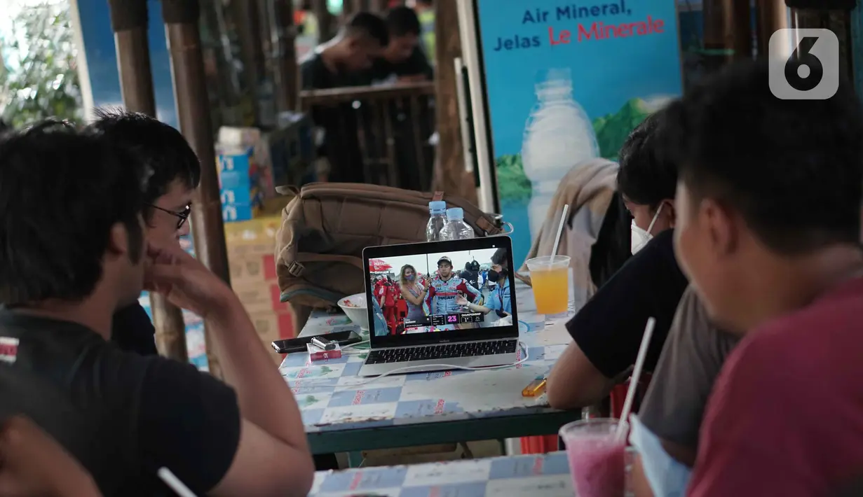 Warga menyaksikan balapan Pertamina Grand Prix of Indonesia 2022 melalui streaming di Bundaran HI, Jakarta, Minggu (20/3/2022). Antusias masyarakat Indonesia nobar sebagai MotoGP Mandalika 2022 yang merupakan kembalinya MotoGP ke Indonesia setelah sempat vakum 25
tahun. (Liputan6.com/Faizal Fanani)