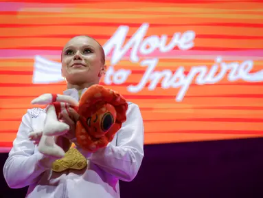Pesenam asal Rusia, Angelina Melnikova menjuarai nomor meja lompat pada final aparauts putri Kejuaraan Dunia Gimnastik 2025 di Indonesia Arena, Senayan, Jakarta, Jumat (24/10/2025). Angelina berhasil menorehkan nilai 14,466 poin. (Bola.com/Bagaskara Lazuardi)