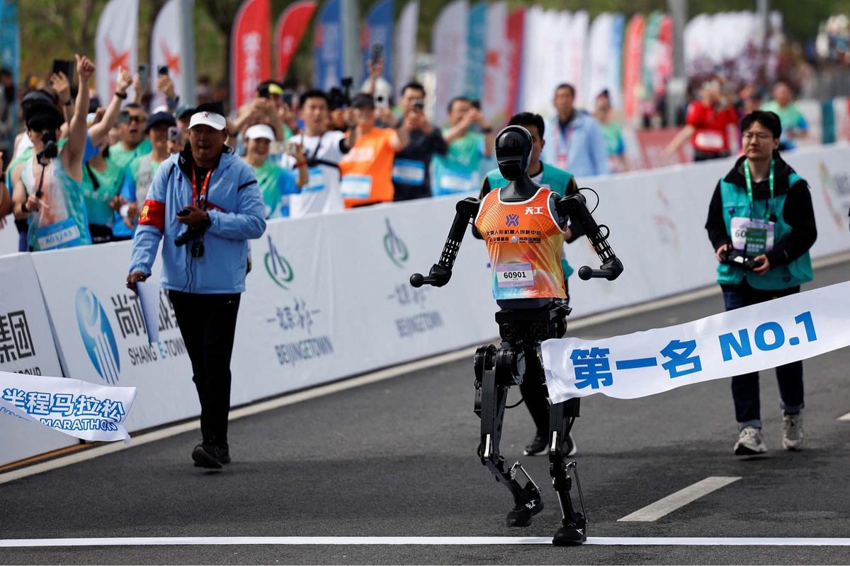 FOTO:  Pertama di Dunia! Puluhan Robot Humanoid Mengikuti Ajang Lomba Lari Setengah Marathon