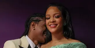 Rihanna dan A$AP Rocky tampil bareng di Vanity Fair Oscar Party. [Foto: @rihannaofficiall]
