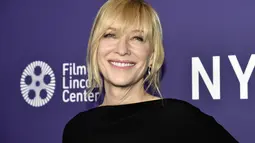 Cate Blanchett tersenyum saat menghadiri pemutaran perdana film "Tár" selama Festival Film New York ke-60 di Alice Tully Hall di New York pada Senin, 3 Oktober 2022. Bodysuit yang dikenakan bintang berusia 53 tahun itu tampak elegan yang menampilkan bawahan lonceng dan lengan berenda dramatis dengan ujung putih untuk menambah kontras. (Photo by Evan Agostini/Invision/AP)