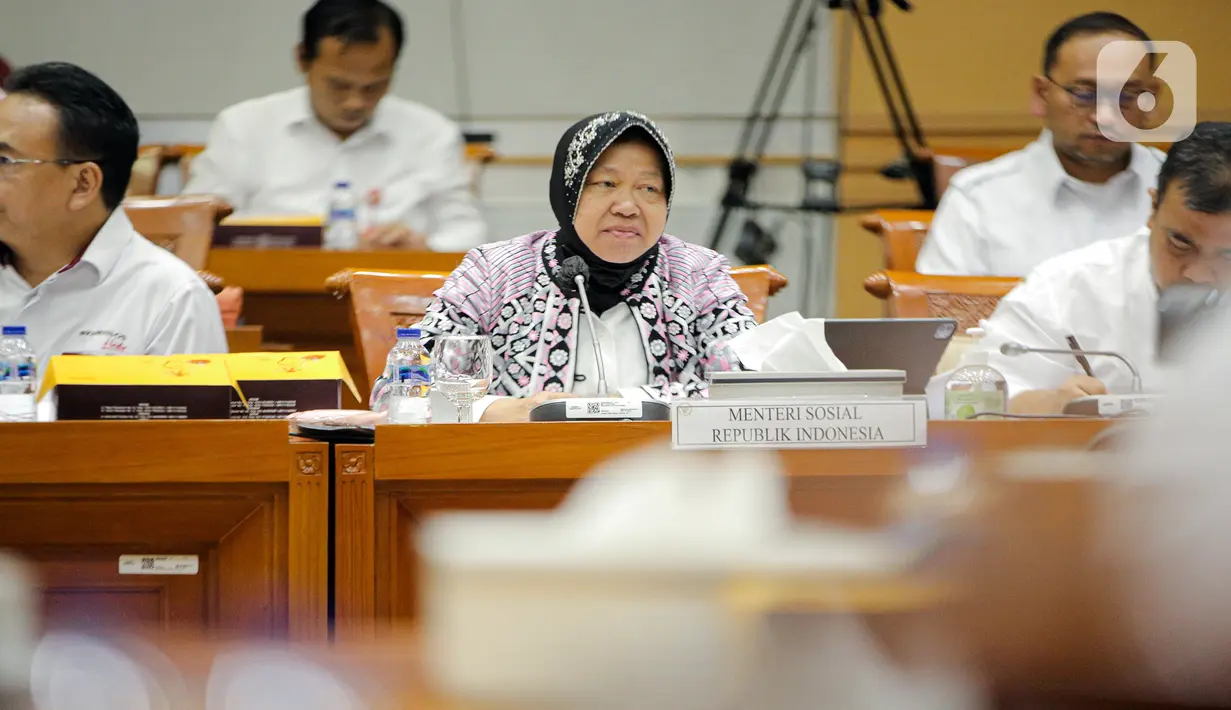 Menteri Sosial Tri Rismaharini (tengah) mengikuti rapat kerja dengan Komisi VIII DPR di Kompleks Parlemen, Senayan, Jakarta, Rabu (8/2/2023). Rapat membahas tentang pengawasan program bantuan sosial tahun 2022. (Liputan6.com/Faizal Fanani)