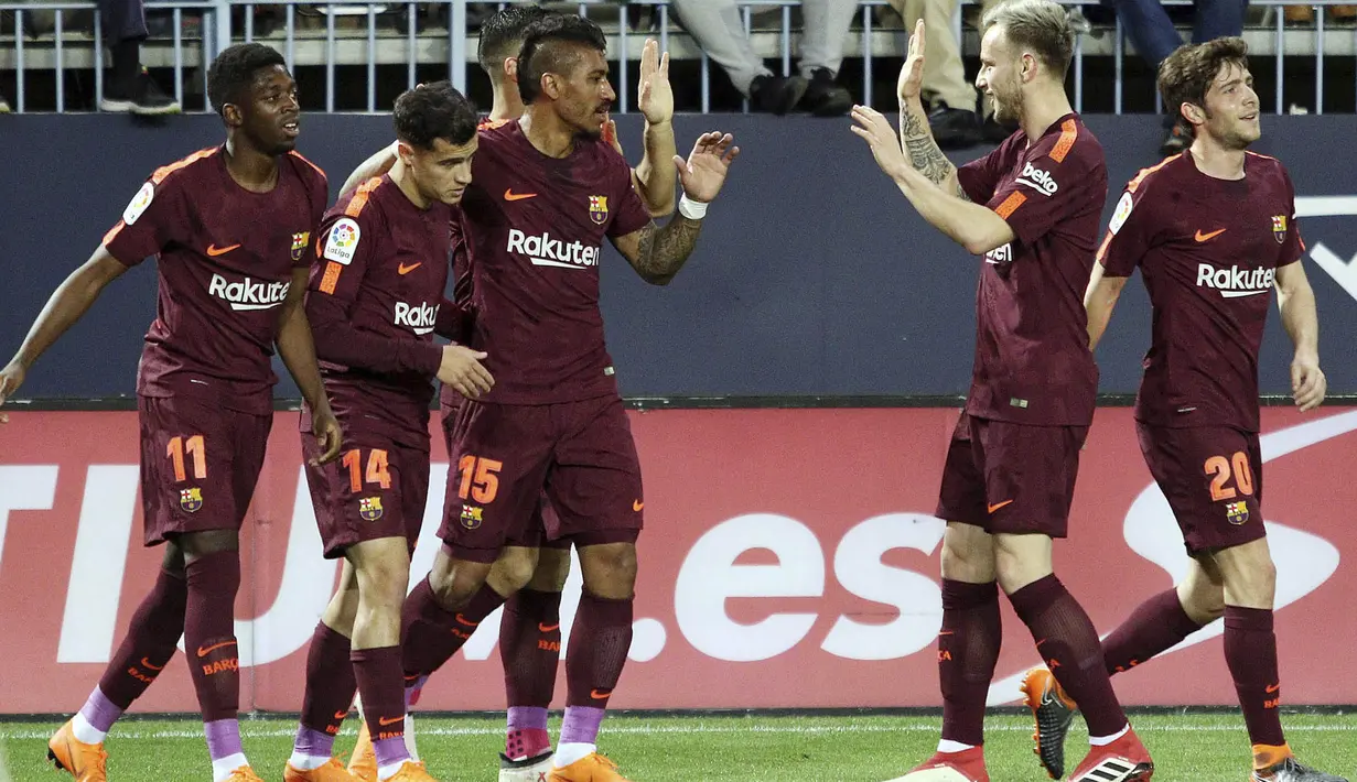 Para pemain Barcelona merayakan gol yang dicetak oleh Philippe Coutinho ke gawang Malaga pada laga La Liga di Stadion La Rosaleda, Sabtu (10/3/2018). Malaga takluk 0-2 dari Barcelona. (AP/M.Pozo)