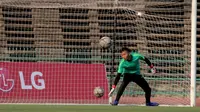 Kiper Timnas Indonesia U-22, Awan Setho, berharap gelar Piala AFF 2019 tidak ditentukan sampai babak adu penalti. (Bola.com/Zulfirdaus Harahap)