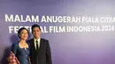 Dian Sastro menunjukkan pesona elegan dalam balutan kebaya modern berwarna navy yang dipadukan dengan songket nuansa merah dari Hian Tjen. [@therealdisastr].