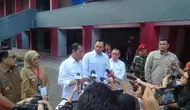 Presiden Jokowi saat menjawab pertanyaan wartawan setelah menyerahkan sertifikat elektronik di GOR Tawangalun Banyuwangi (Hermawan Arifianto/Liputan6.com)
